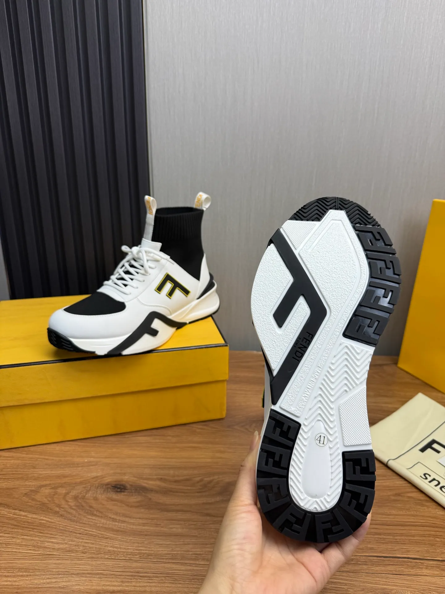 Men's men's shoes 💰560💰 Fendi [Fendi] hot style is on the market 🔥Fashionable casual men's shoes 🔱 Made of original brand fly knit fabric. Original cowhide + breathable mesh lining + sheepskin feet. Perfect shape and top quality, you deserve it 🔜Original rubber outsole, ultra-light, non-slip and wear-resistant 👣 Standard size 38-44